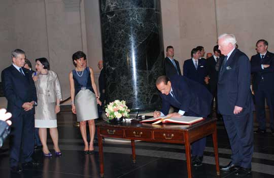 Berlusconi signs guestbook at National Gallery of Arts